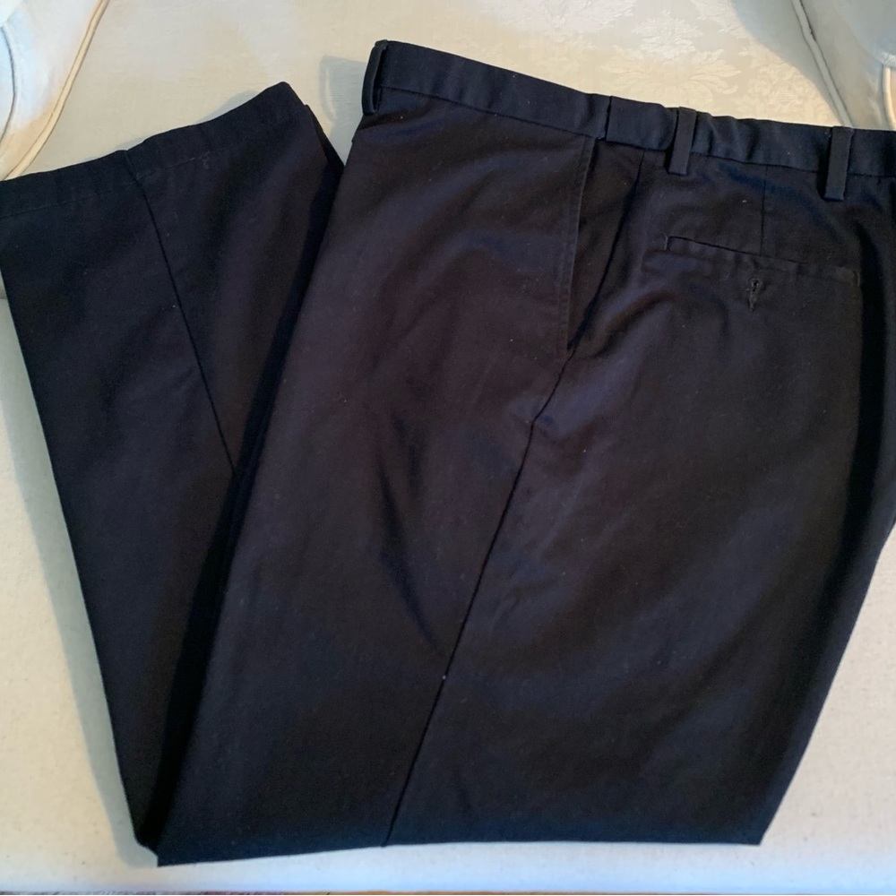Like New Men’s Haggar Black Label slacks.
